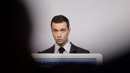 Le président du Rassemblement national, Jordan Bardella, lors d'une conférence de presse, à Paris, le 24 juin 2024. (GEOFFROY VAN DER HASSELT / AFP)