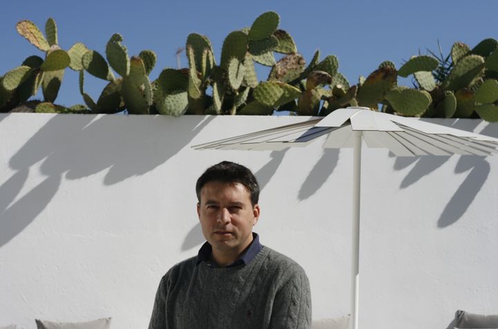 Sabri Oueslati, dans sa maison d'h&ocirc;tes &agrave; Hammamet, en novembre 2014. (GAEL COGNE / FRANCETV INFO)