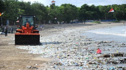 Le nettoyage des déchets plastiques sur la plage de Kuta près de Denpasar, sur l'île indonésienne de Bali, le 19 décembre 2017. (SONNY TUMBELAKA / AFP)