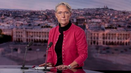 La Première ministre, Elisabeth Borne, au journal de "20 Heures" de TF1, le 16 octobre 2022.&nbsp; (GEOFFROY VAN DER HASSELT / AFP)