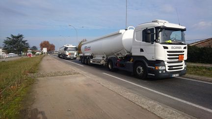 Un camion-citerne,&nbsp;près du dépôt pétrolier de Lespinasse, au nord de Toulouse, en 2018.
 (Mathieu Ferri/Radio France)