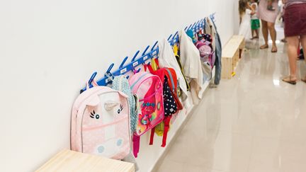 Des cartables d'enfants accrochés dans un couloir d'une école maternelle d'Aix-en-Provence (Bouches-du-Rhône), le 10 juin 2018. (CALMETTES / BSIP / AFP)