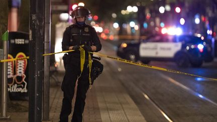 Un&nbsp;policier&nbsp;de Portland aux abords du lieu où une personne&nbsp;a été tuée par balle, à Portland (Oregon, Etats-Unis), le 29 août. (NATHAN HOWARD / GETTY IMAGES NORTH AMERICA / AFP)