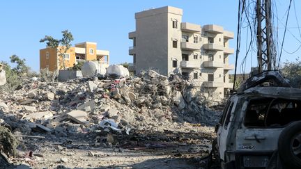 Des immeubles détruits par des frappes israéliennes au sud Liban, le 25 septembre 2024. (BILAL KASHMAR / AFP)