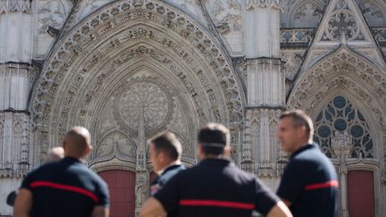 Des sapeurs-pompiers devant la cathédrale de Nantes (Loire-Atlantique), le 20 juillet 2020. (LOIC VENANCE / AFP)