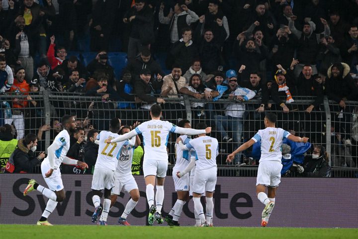 Les joueurs de Marseille célébrant le but de Valentin Rongier face à Bâle, le 17 mars&nbsp; (FABRICE COFFRINI / AFP)