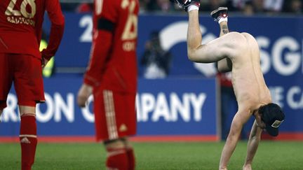 Un streaker interrompt un match de la ligue 1 de football allemande entre le Bayern Munich et Augsburg, le 6 novembre 2011. (MICHAEL DALDER / REUTERS)