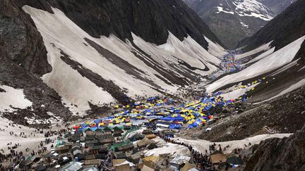 Arriv&eacute;s au sommet, un immense campement permet aux p&egrave;lerins de se reposer. (KEVIN FRAYER / AP / SIPA)