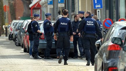 Des policiers belges lors de l'opération à Etterbeek, dans l'agglomération de Bruxelles, le 9 avril 2016. (DURSUN AYDEMIR / ANADOLU AGENCY / AFP)