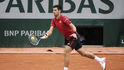 Novak Djokovic lors de la demi-finale&nbsp;de Roland-Garros contre Dominic Thiem, à Paris, le 3 juin 2016. (JMH / DPPI MEDIA / AFP)