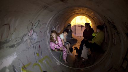 Des Isra&eacute;liens r&eacute;fugi&eacute;s dans une canalisation apr&egrave;s un tir de rocket, &agrave; Nitzan, pr&egrave;s de la fronti&egrave;re de Gaza, jeudi 15 novembre 2012. (URIEL SINAI / GETTY IMAGES EUROPE)