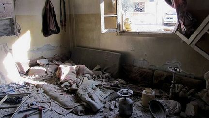 Un appartement dans le quartier de Baba Amro, &agrave; Homs (Syrie), le 8 f&eacute;vrier 2012. Cette photographie a &eacute;t&eacute; transmise par les Comit&eacute;s locaux de coordination en Syrie. (LCC SYRIA / AFP)