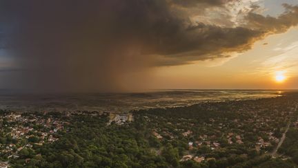 Un orage approche au-dessus du bassin d'Arcachon, en Gironde, le 27 mars 2023. (HAUSER PATRICE / HEMIS.FR / AFP)