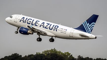 Un avion de la compagnie Aigle Azur, le 25 août 2017, à l'aéroport de Lille (Nord). (PHILIPPE HUGUEN / AFP)