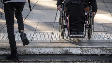 Un homme en fauteuil roulant, à Paris, le 26 septembre 2018. (PHILIPPE LOPEZ / AFP)