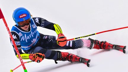 L'Américaine Mikaela Shiffrin lors du slalom géant de Coupe du monde à Kronplatz, le 24 janvier 2023. (MARCO BERTORELLO / AFP)