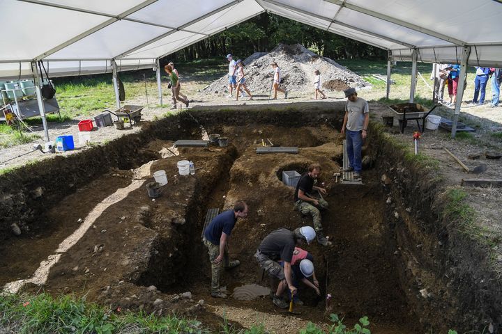 Archéologues tchèques en train de fouiller sur le site de Bibracte au mont Beuvray, à Saint-Léger-sous-Beuvray (Saône-et-Loire) le 23 août 2017. (PHILIPPE DESMAZES / AFP)