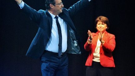 François Hollande et Martine Aubry, en meeting à Lille. (PHILIPPE HUGUEN / AFP)