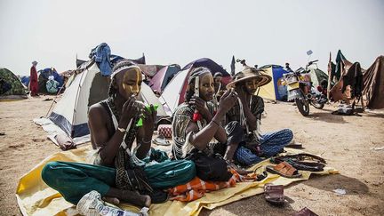 qui a voyagé dans plus de 80 pays. Passionné par les nomades d'Afrique, il explique à propos de ce rituel: «Les hommes sont jugés par trois des plus belles femmes de la tribu - souvent les filles des lauréats précédents (…). Ils peuvent passer six heures à se préparer pour ce grand moment où ils dansent et montrent leurs plus beaux atours.» Etre choisi apporte respect et considération auprès de toute la famille.  (Mario Gerth/HotSpot Media/SIPA)