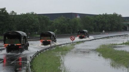 L'inondation sur l'autoroute  A10 a surpris les automobilistes, l'armée à la rescousse