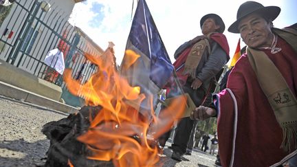 Un manifestant bolivien br&ucirc;le un drapeau fran&ccedil;ais, le 3 juillet 2013 &agrave; La Paz (Bolivie). (JORGE BERNAL / AFP)