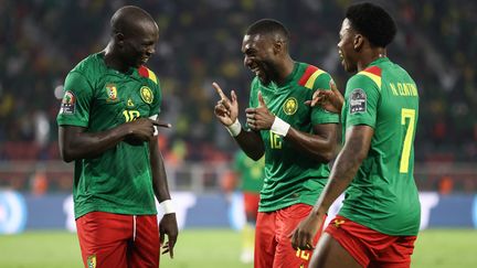 La joie du Camerounais&nbsp;Vincent Aboubakar, ici aux côtés de&nbsp;Karl Toko-Ekambi et&nbsp;Clinton Njie, lors du huitième de finale Cameroun-Comores à la CAN, le 24 janvier 2022, à Yaoundé (Cameroun). (KENZO TRIBOUILLARD / AFP)