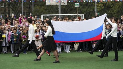 Des élèves assistent à une cérémonie marquant le début d'une nouvelle année scolaire, à Moscou, en Russie, le 1er septembre 2022 (PAVEL PAVLOV / ANADOLU AGENCY)