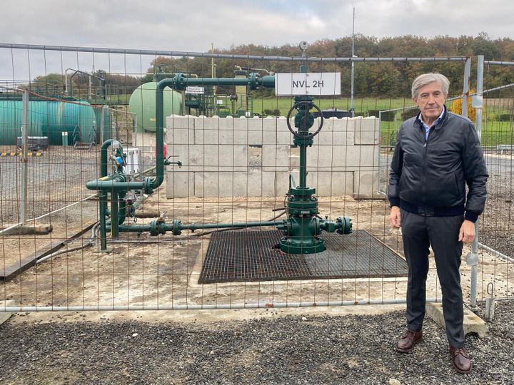 Philippe Pont, président de Bridge Énergies, devant la tête du puits producteur actif de Nonville, en Seine-et-Marne. (LAURIANE DELANOE / FRANCEINFO / RADIO FRANCE)