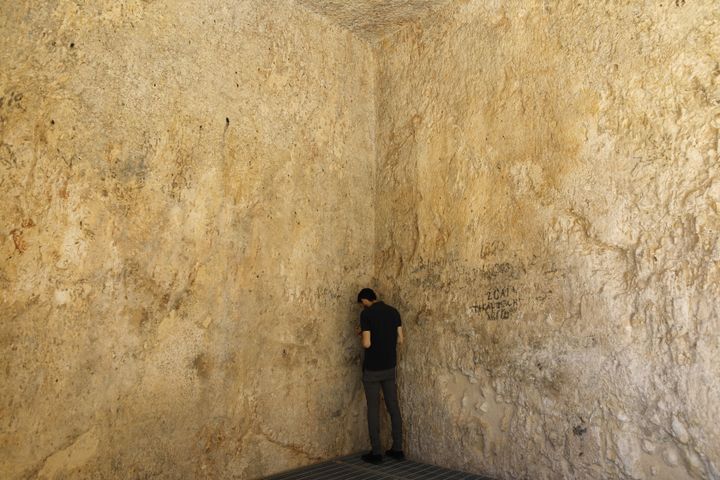 Un homme prie au Tombeau des rois à Jérusalem, considéré comme un lieu saint par la religion juive.&nbsp; (MENAHEM KAHANA / AFP)