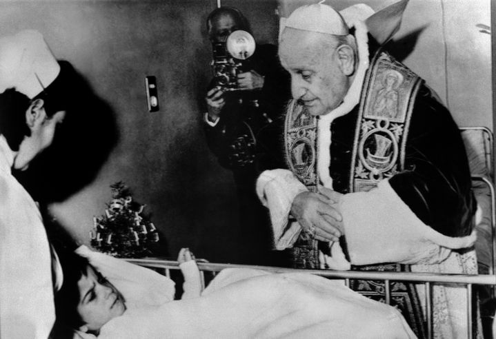 Le pape Jean XXIII rend visite aux malades, dans un h&ocirc;pital d'enfants, pr&egrave;s du Vatican, le 25 d&eacute;cembre 1962. (ANSA / AFP)