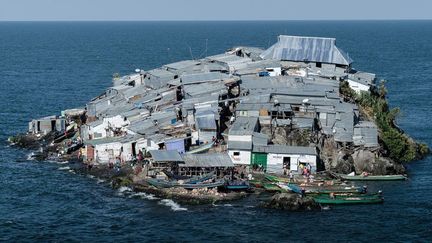 Migingo est un îlot d’un hectare posé à quelques encablures des côtes du lac Victoria. Un îlot couvert de baraques en tôles qui lui donnent  un air de tortue de métal émergeant de l’eau. Un îlot dont le Kenya et l’Ouganda se disputent la souveraineté.
 (YASUYOSHI CHIBA / AFP)