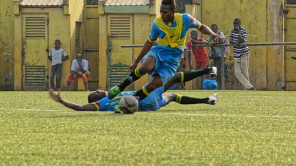 est de se faire repérer pour être intégré dans une académie dès l’âge de 13 ans, d’être recruté par un club professionnel du pays, et enfin partir à l’étranger pour réussir comme certains «grands frères» l’ont fait! (Sylvie Tachot-Goavec)