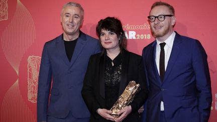 Les producteurs de "120 battements par minute" Marie-Ange Luciani (C), Hugues Charbonneau (D) et le réalisateur Robin Campillo (G) aux Césars 2018
 (Thomas SAMSON / AFP)