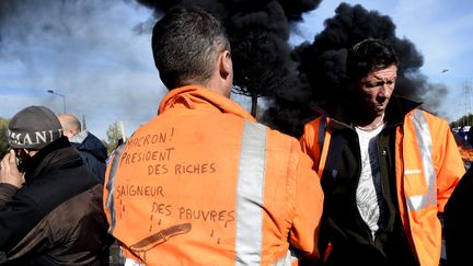 Des employés de l'aciérie Ascoval de Saint-Saulve (Nord) bloquent l'entrée du site industriel, le 31 octobre 2018, le dernier jour de leur mouvement. (FRANCOIS LO PRESTI / AFP)