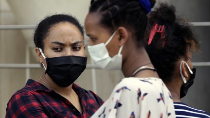 Des travailleuses éthiopiennes attendent devant le consulat de leur pays à Beyrouth afin de s'inscrire pour un rapatriement, le 18 mai 2020. (JOSEPH EID / AFP)