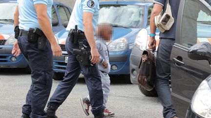 Le petit Rifki est accompagn&eacute; par des gendarmes en gare de Libourne (Gironde), le 16 ao&ucirc;t 2015,&nbsp;apr&egrave;s avoir &eacute;t&eacute; enlev&eacute; pendant plus de 25 heures par un ravisseur. (MAXPPP)