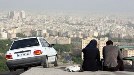 Shahran (Iran) : jeune couple assis contemplant la vue sur Téhéran.

 (AFP PHOTO/ATTA KENARE)