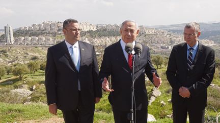 Le Premier ministre israélien,&nbsp;Benyamin Nétanyahou, annonce son&nbsp;projet&nbsp;de&nbsp;construction de milliers de nouveaux logements dans des quartiers de colonisation à Jérusalem-Est, secteur palestinien de la ville, le 20 février 2020.&nbsp; (DEBBIE HILL / POOL / AFP)