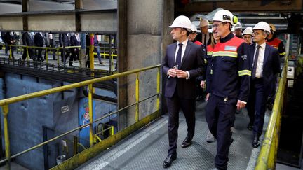 Le président Macron visite l'usine d'aluminium de Dunkerque (Nord) le 12 mai 2023 (PASCAL ROSSIGNOL / POOL / REUTERS POOL)