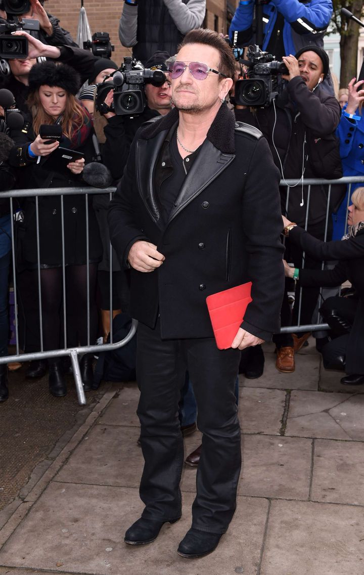 Bono arrive aux Sarm studios de Londres afin d'enregistrer un titre avec le Band Aid reformé pour lutter contre le virus Ebola
 (David Fisher/REX/REX/SIPA )