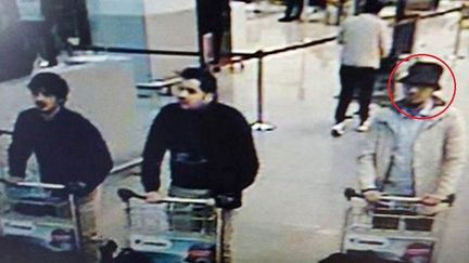 L'homme à droite sur la photo, aux côtés d'Ibrahim El Bakraoui et&nbsp;Najim Laachraoui, deux kamikazes identifiés de l'attentat de l'aéroport de Bruxelles le 22 mars 2016, est toujours recherché.&nbsp; (REUTERS)