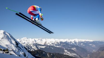 Le Français Johan Clarey en plein saut à l'occasion d'un entraînement pour la descente des Mondiaux de Courchevel-Méribel, le 10 février 2023. (FRANCOIS-XAVIER MARIT / AFP)