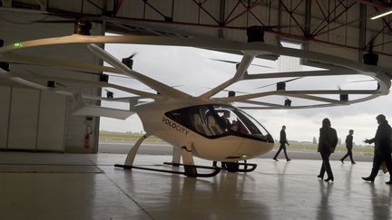 Une expérimentation de taxi volant électrique débutera à partir du mois de septembre sur l’aérodrome de Pontoise. (ERIC PIERMONT / AFP)