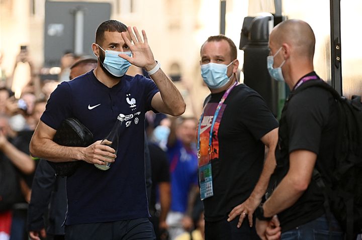 Karim Benzema lors du départ des Bleus&nbsp;pour l'entraînement, le 26 juin à Bucarest (FRANCK FIFE / AFP)