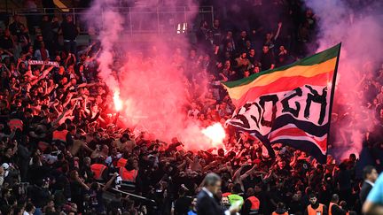 Des fumigènes dans les tribunes du Parc des Princes lors du match entre le PSG et l'Etoile rouge de Belgrade, le 3 octobre 2018, à Paris. (ANNE-CHRISTINE POUJOULAT / AFP)