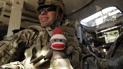 Un soldat am&eacute;ricain part en mission avec le doudou de son fils de 9 mois &agrave; Kandahar (Afghanistan), le 20 octobre 2012. (ERIK DE CASTRO / REUTERS)