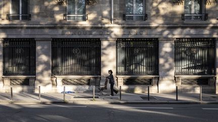 Une femme devant la Banque de France à Paris, le 23 juin 2024. (OLYMPIA DE MAISMONT / AFP)