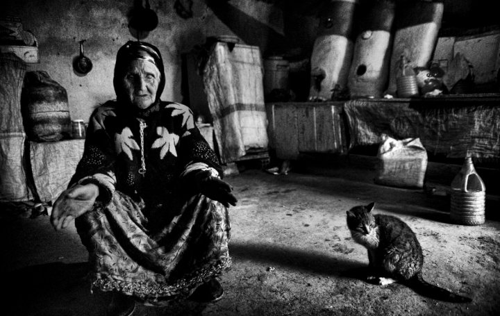 Dans les montagnes de Kabylie, à Aït Ziki, cette vieille femme vit seule. (FERHAT BOUDA / GEO)