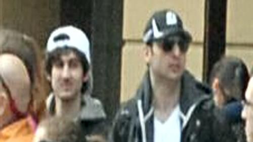 Les deux hommes suspect&eacute;s d'&ecirc;tre les auteurs du double attentat du marathon de Boston (Massachusetts, Etats-Unis), sur un clich&eacute; diffus&eacute; par le FBI le 19 avril 2013. (FBI)