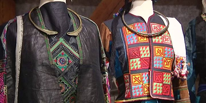 Vêtements présentés à l'exposition "Indigo quand tu nous tiens..." à la Maison de l'Artisanat et des Métiers d'Art de Marseille
 (France 3 / Culturebox)